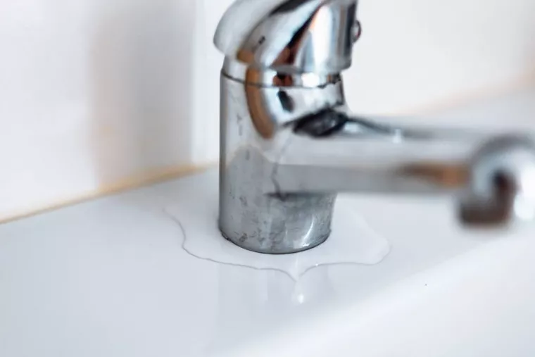 Plombier pour réparer une fuite de robinet de salle de bain tôt le matin, Brest, ALP Plombier